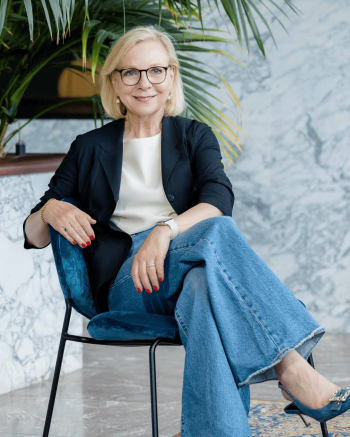 Annemarie van den Berg zittend op een stoel